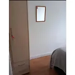 Room In Friendly Apartment Central London